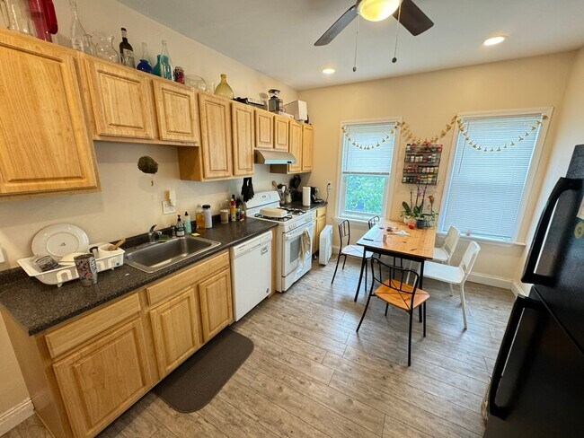 Building Photo - 175 River St