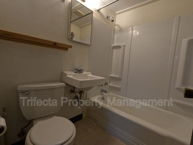 Building Photo - 608 Parker St