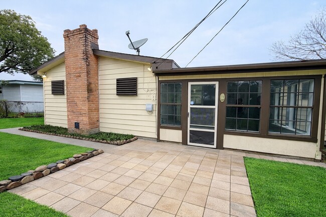 Building Photo - 1505 15th Ave N