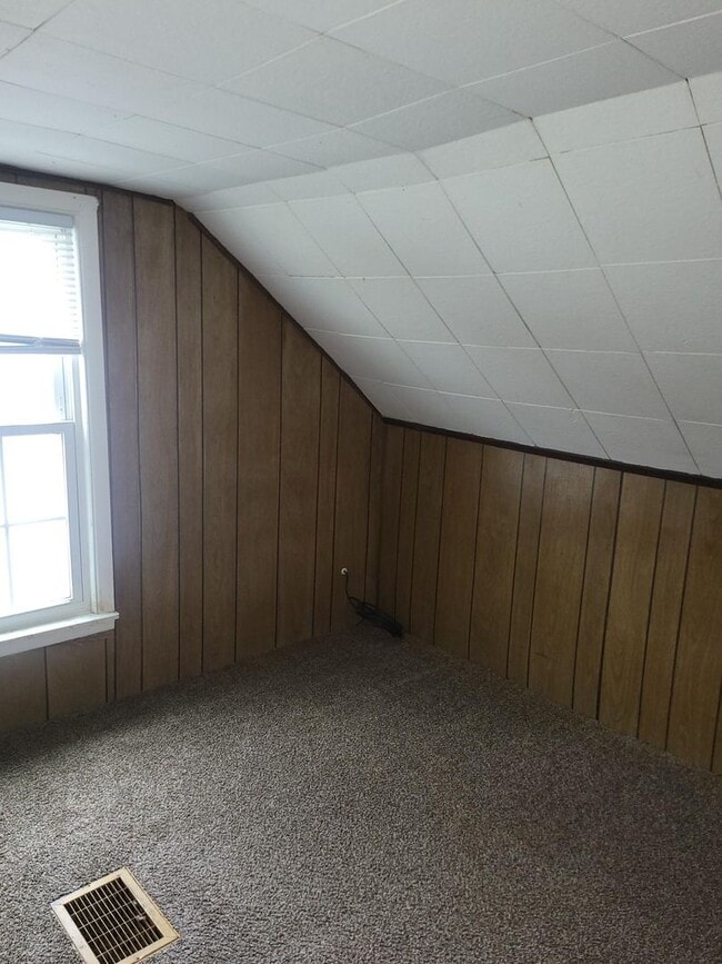 Building Photo - Two Bedroom Home in St Clair Shores - $1,450