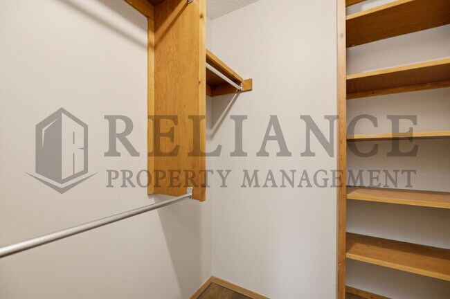 Building Photo - 516 N Lakeside Dr