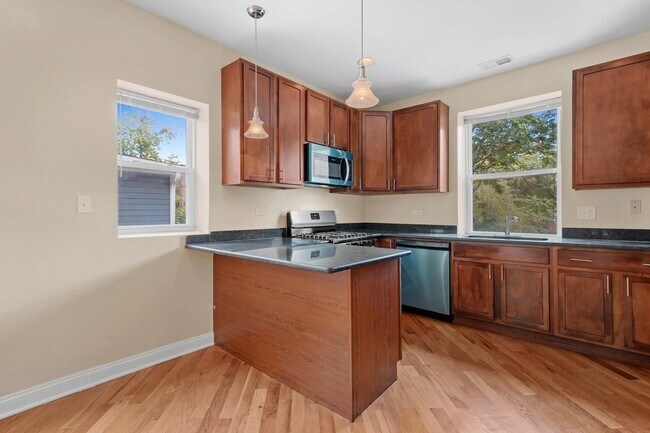 Building Photo - Spacious 2BR/2BA Rogers Park Condo with In-Unit Laundry & Central Air