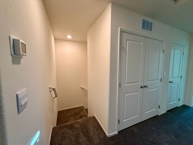 Building Photo - New Townhome for Rent in the Highly Desirable Southwest Area!
