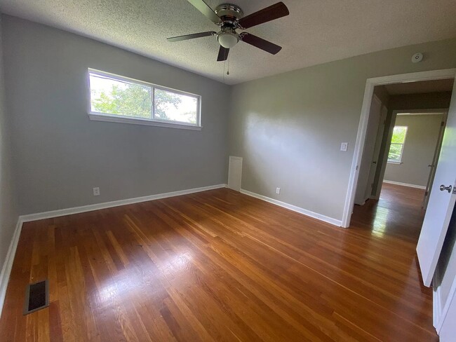 Building Photo - Freshly Renovated 3 Bedroom 1.5 Bathroom i...