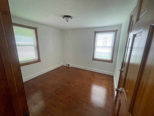 Building Photo - 80 Gladeside Ave