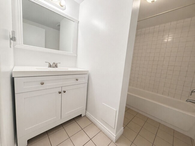 Building Photo - Spacious 3-Bed, 2-Bath Basement Unit in Murray