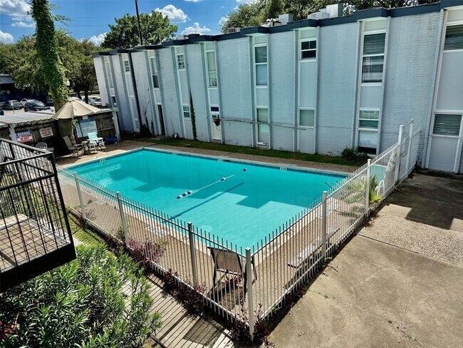 Building Photo - 1000 Heights Blvd