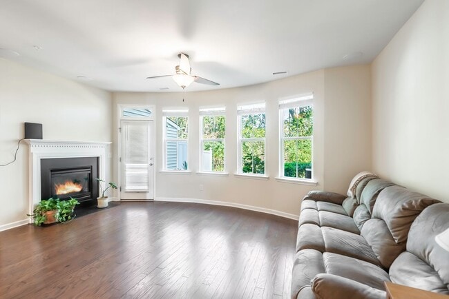 Building Photo - Beautiful 3-Bed, 2.5 Bath Townhome Available on 8/15!