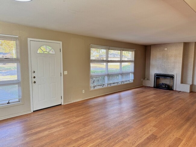 Building Photo - 703 Pecan St