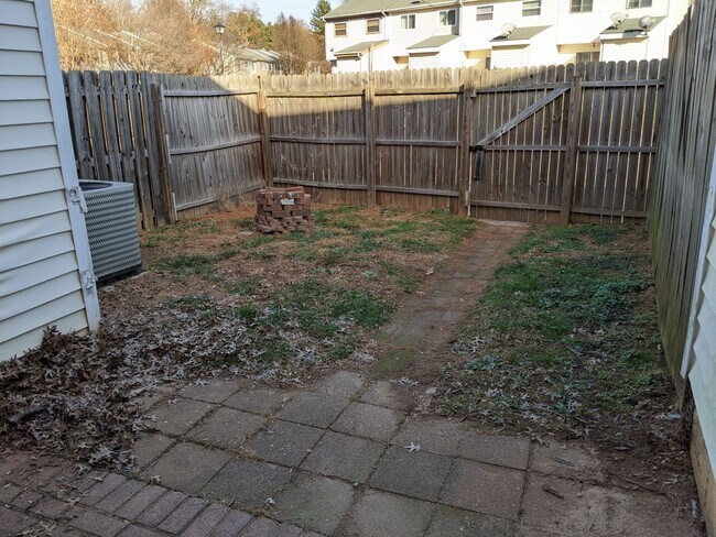Building Photo - Small Three Bedroom, 1.5 bath Townhome wit...