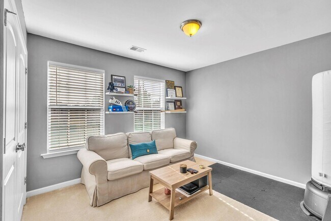 Building Photo - Stunning 4 Bed/2.5 Bath home in Creekside