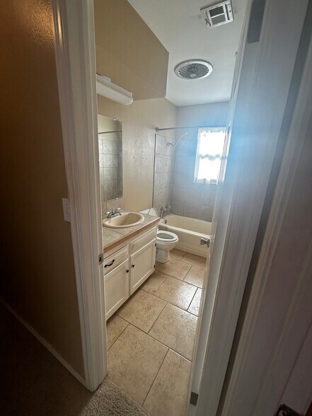 Full Bathroom - 419 Grandview Blvd