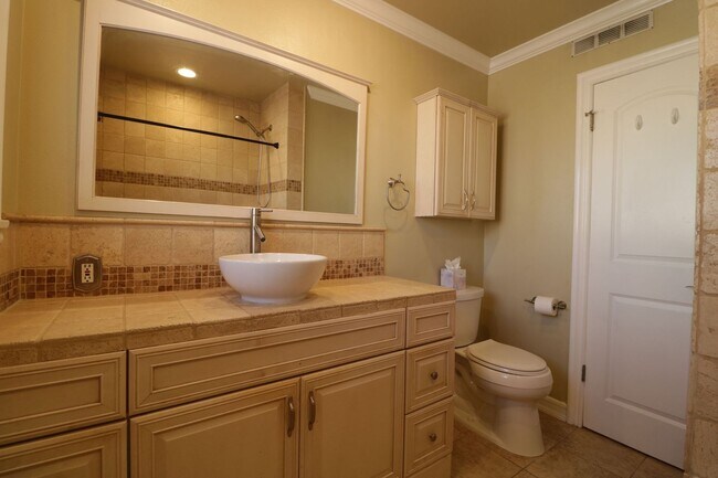 Building Photo - Charming home in West Hills adjacent neighborhood!