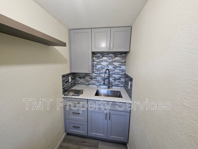 Building Photo - 1647 E 6th St