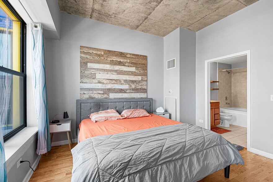 master bed - 1122 W Catalpa Ave