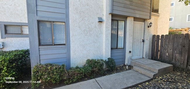 Building Photo - EL CAJON - Nice 3 Bedroom 2.5 Bath Townhou...