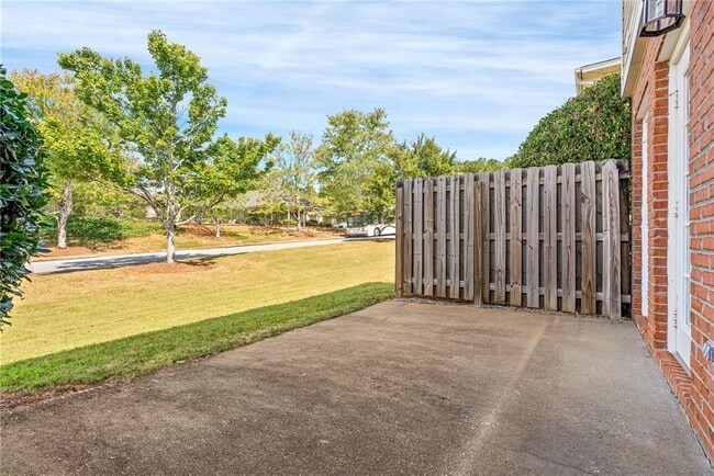 Building Photo - 1477 N Donahue Dr