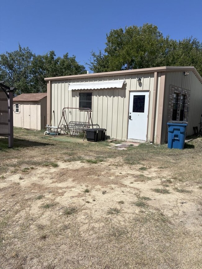 Building Photo - Country Living- Studio Unit- 1 Bed, 1 Bath...