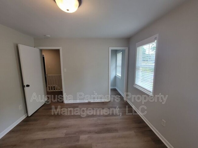 Building Photo - 165 Ashley Cir