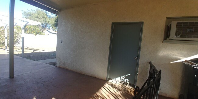 Building Photo - Studio backhouse in a quiet neighborhood.