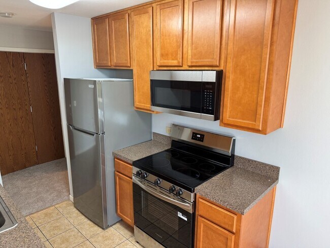 Building Photo - 5950 Oakwood Dr