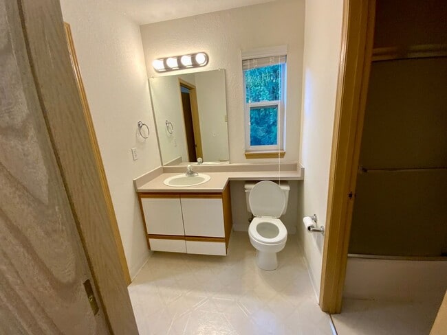Building Photo - Large 2 Bedroom. 1.5 Bath Townhouse with G...