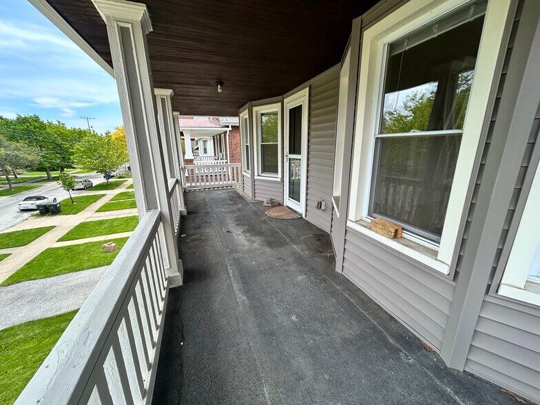 Building Photo - 1566 Ridgewood Ave