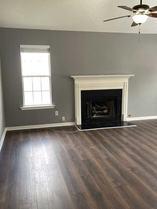 Building Photo - Split Foyer