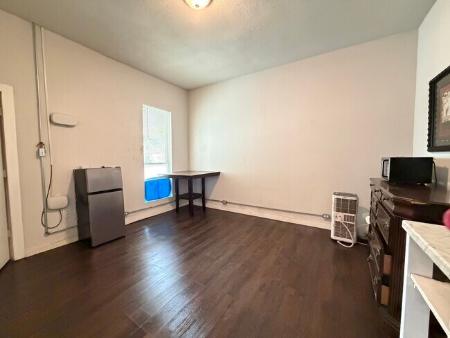 Building Photo - 1211 W Park Ave