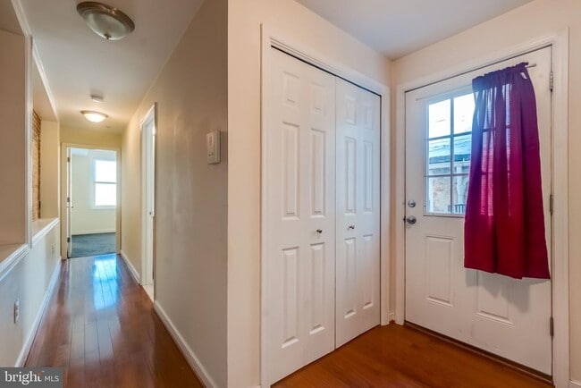 Building Photo - 910 S Charles St