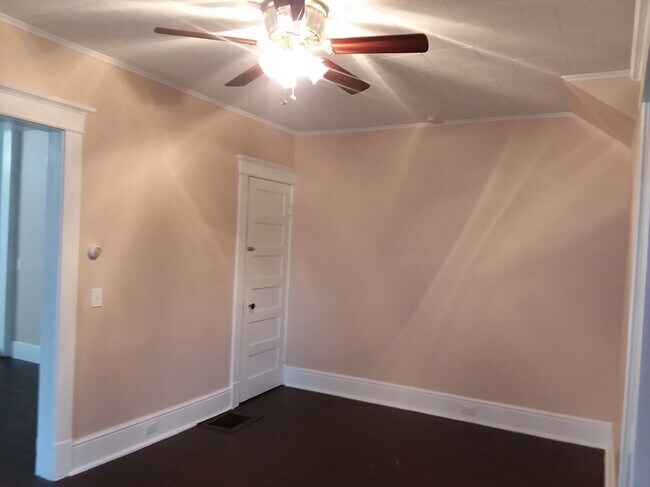 Building Photo - 113 Elm St
