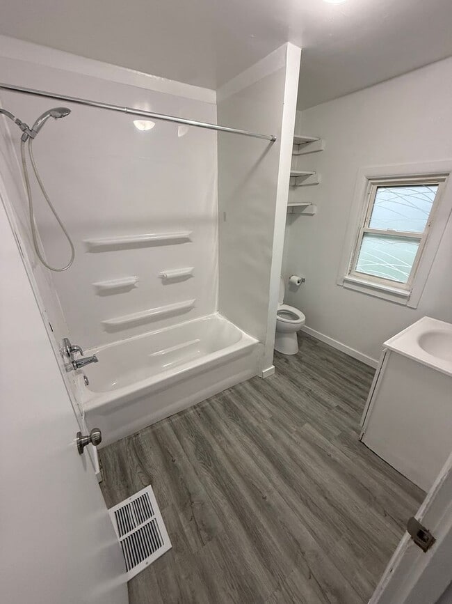 Building Photo - Cute 2 Bedroom Home with Large yard!