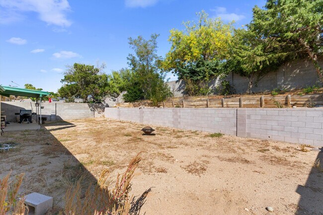 Building Photo - 5400 Dee Dr NE