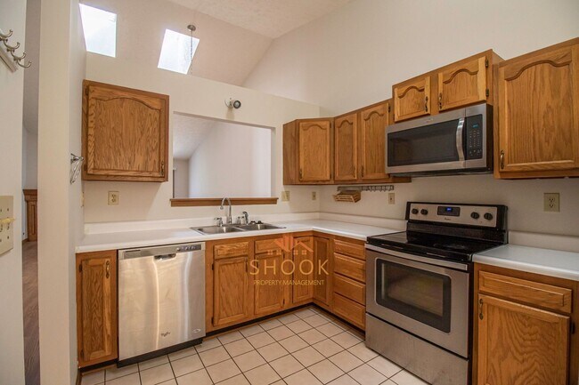 Building Photo - AVAILABLE IN AUGUST - CUTE AND COZY 3 BR HOME IN DESIRABLE NEIGHBORHOOD