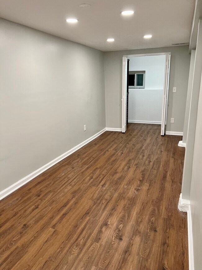 Building Photo - 1833 N Sawyer Ave