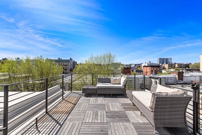 Building Photo - 634 Garden St