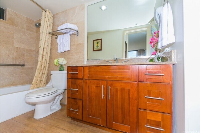 Building Photo - 229 Paoakalani Ave