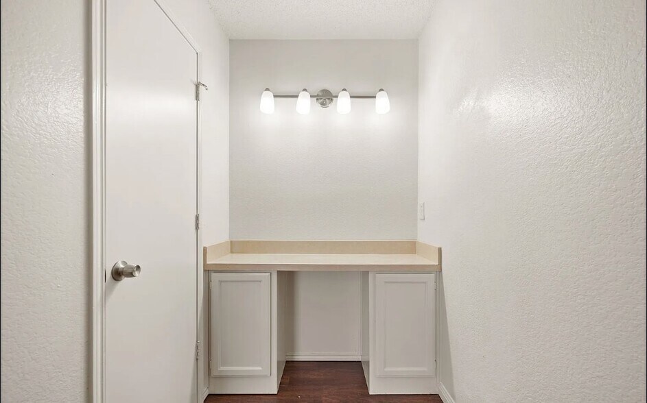 Building Photo - 6630 Parkview Ln