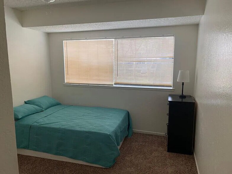 Building Photo - 1190 S Winery Ave