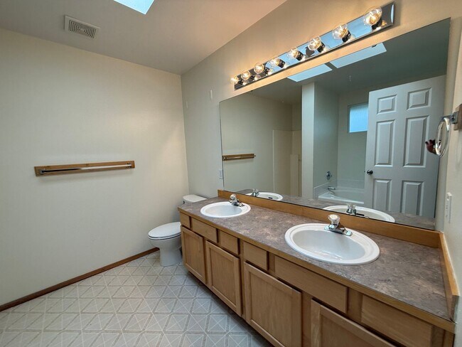 Building Photo - 4 Bed 2 Bath Home in Waterbury Meadows