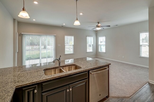 Building Photo - Wonderful townhome