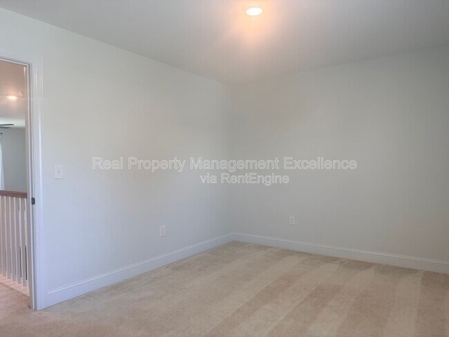Building Photo - 16 Clear Creek Cir