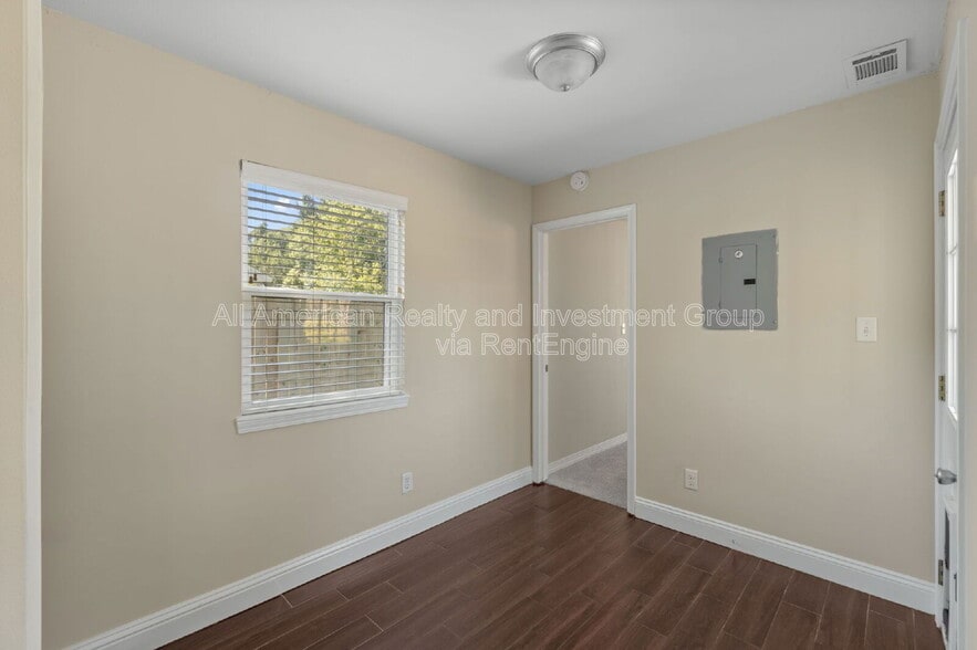 Building Photo - 549 Sibert Ave