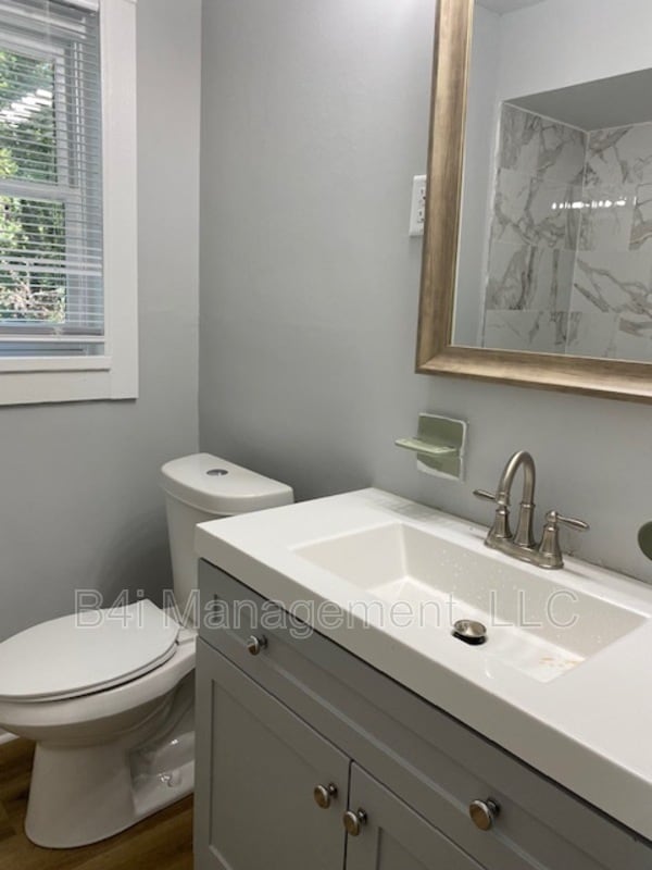 Building Photo - 255 Robert E Lee Dr