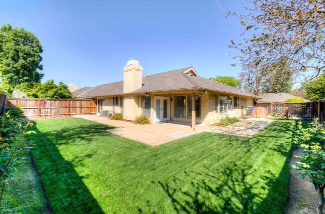 Building Photo - 1067 W Sierra Ave