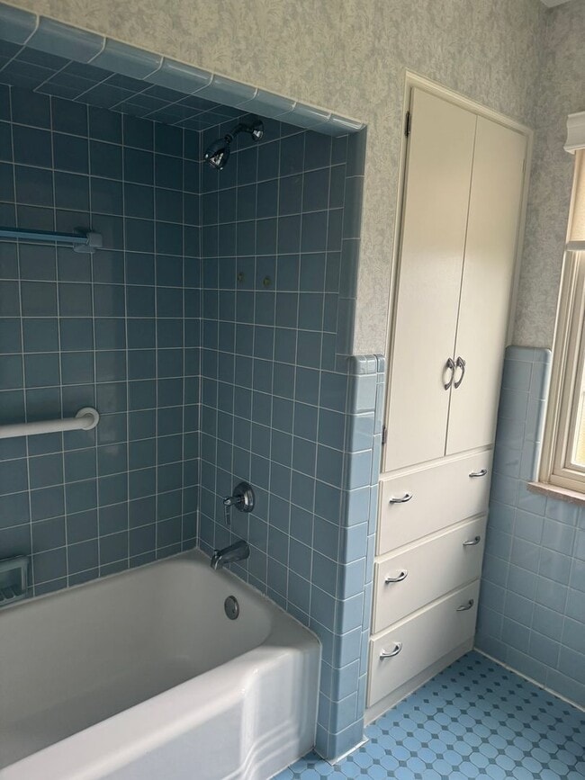 Building Photo - 3 Bedroom 2 Bath Ranch Home - Upper Arlington Schools