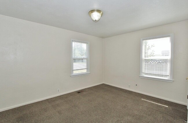 Building Photo - 1311 4th St N