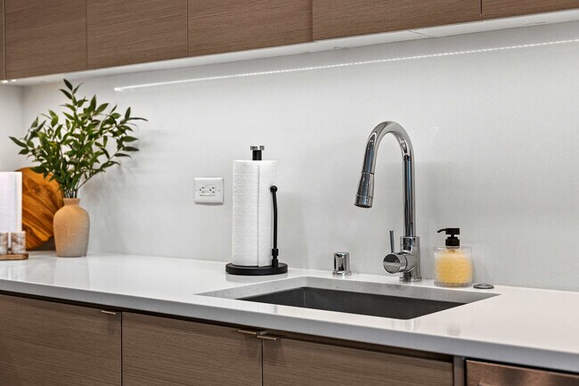 Building Photo - 1049 Seventh Avenue-SI FL7-ID1228264P