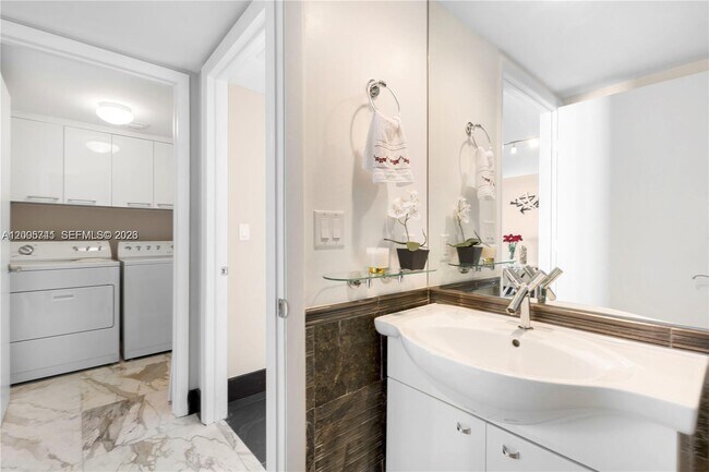 Building Photo - 17201 Collins Ave