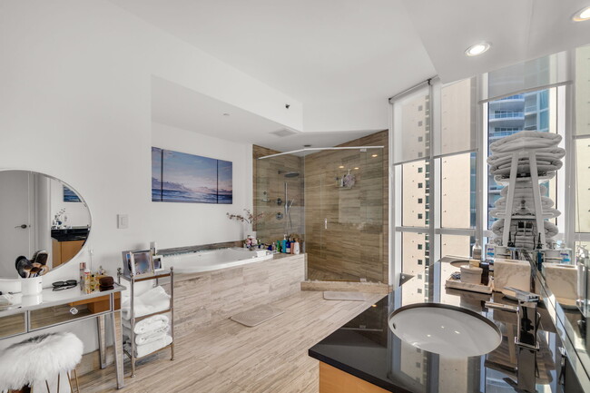 Building Photo - 16001 Collins Ave
